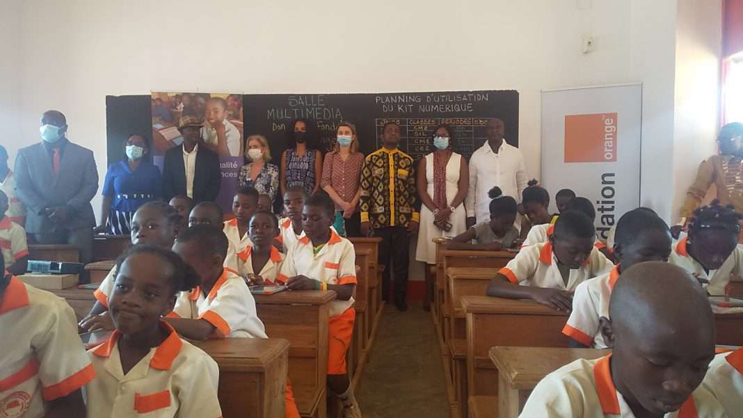 Fondation Orange Cameroun : Élizabeth Tchoungui visite l’école numérique de Nkolbewa, dans le cadre du programme Village Orange