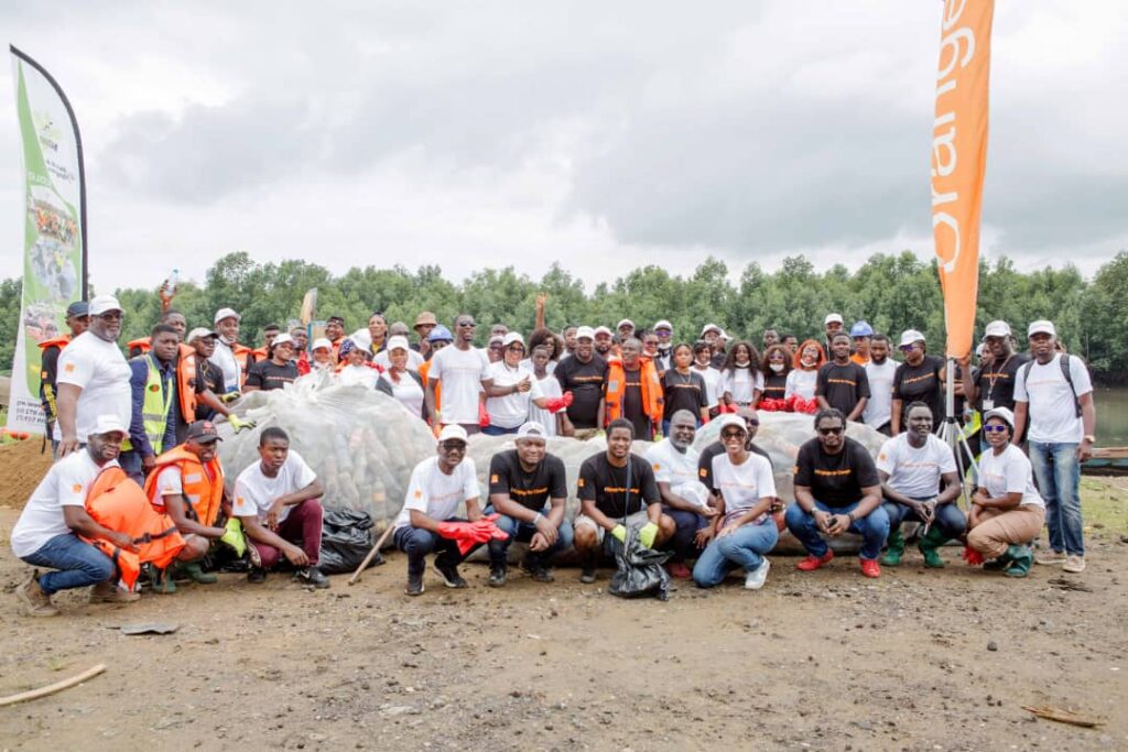 Les Employes d'Orange Cameroun et les benevoles pour curer les berges du Wouri