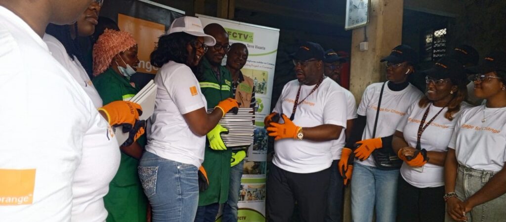 Orange remet des tablettes Usées à la Fondation camerounaise terre Vivante